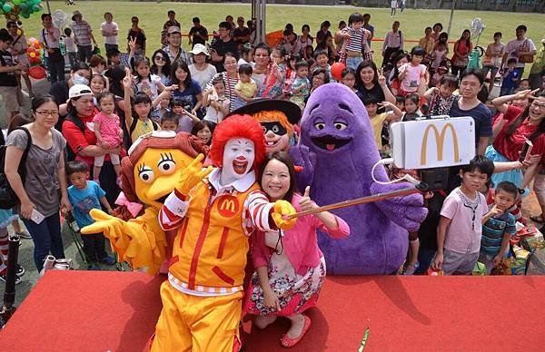 2015年麥當勞「HAPPY行動故事車」正式啟動！擴大路線駛向台灣10縣市，麥當勞要以閱讀度過快樂的週末！