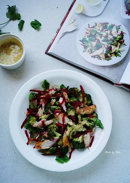 煙燻鯖魚、甜菜根與青花菜沙拉