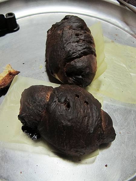 烤焦的牛角麵包