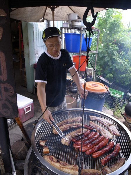 遊芭絲老闆正在烤香腸與黑豬肉