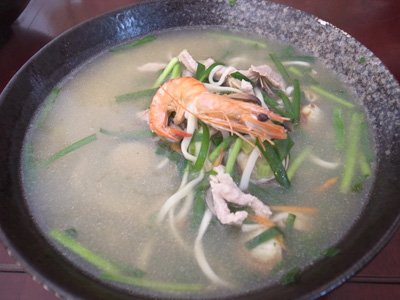 用大拉麵晚裝的海鮮拉麵