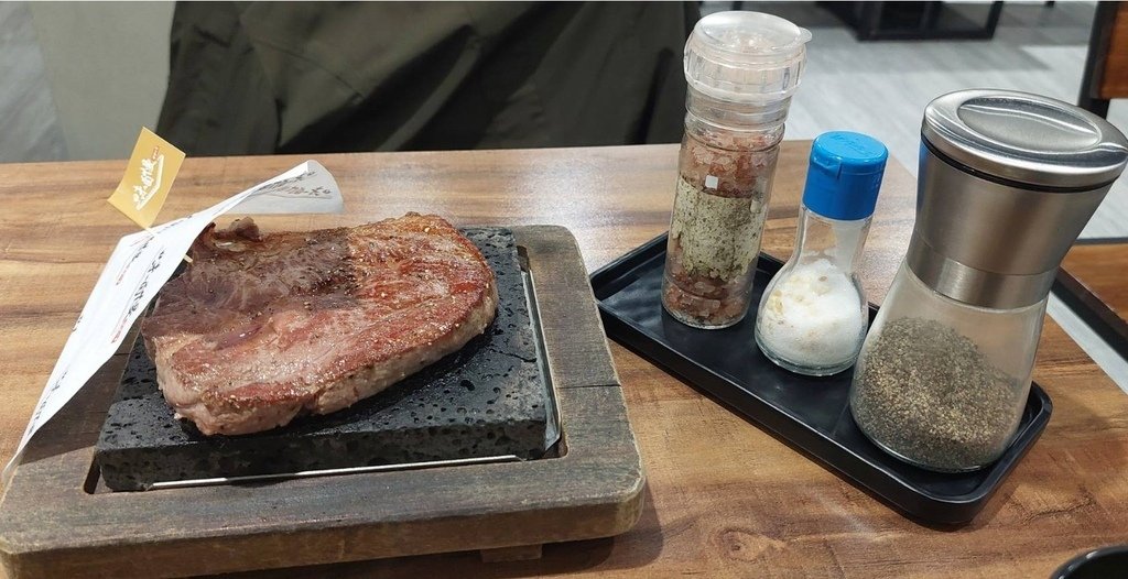 味自慢牛排加鹽.jpg
