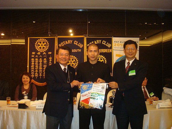 林勝傑教練與台北南區.南欣扶輪社社長合影20110121.JPG