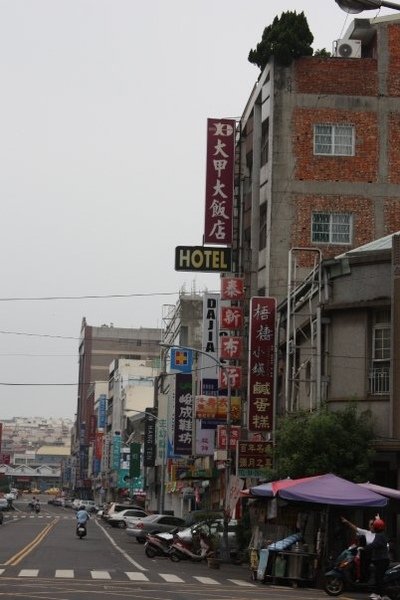 第二天落角的大曱大飯店! 老式的旅社規劃..由於大甲是小鄉鎮,我們也沒其他選擇囉,還好,便宜.JPG