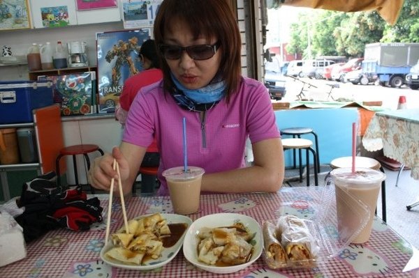 旅社員工推薦的轉角早餐店,還算OK.  只是我吃著吃著還是惦著昨天大甲的早餐押....JPG
