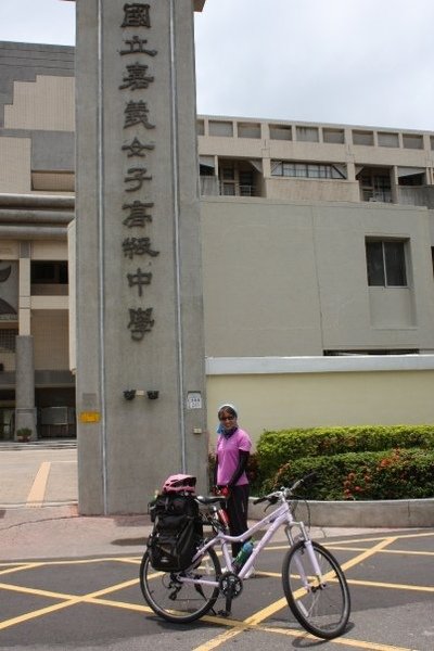 像我這樣過了一定年紀的未婚女子   決定單車環島   跑到了高中母校  拍了張照  是在試圖追憶曾經的勇氣還是只是沒意義的形式表現.JPG