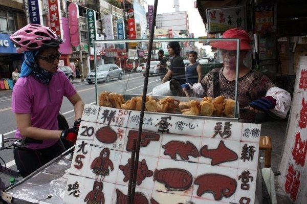 下午時候路經新營,肚子餓了,看到動物模型G蛋糕,忍不住想吃起來, 阿嬤說20元5個,50元13個,我說 哇現在怎麼那麼貴,我小時候10元就5個耶....阿嫲覺的我在找麻煩 又說了一次 20元5個....我說....哦,,不能多哦 阿嬤都沒贊助我們二個女生騎單車環島耶....阿媽看了看我說  好拉 20元給你多一隻小雞...(我想她心裡肯定這麼想著,真不懂現在人在想什麼   啊要不要這麼賣當勞 騎腳踏車亂跑).JPG