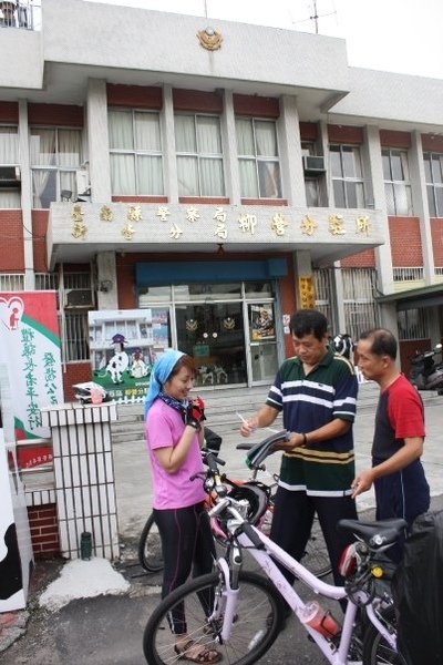 嗎 騎單車也有法條嗎  我們只是一路上 沒停紅緣燈而以....JPG