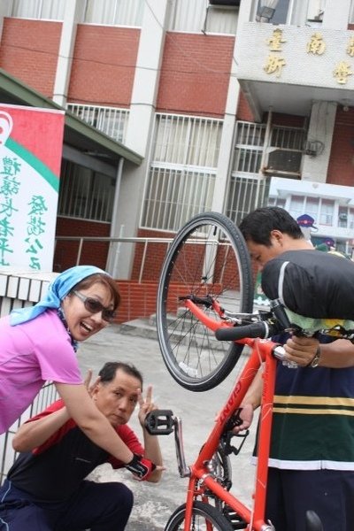 原來阿SIR說,每台單車都有一個號碼,他們要登錄起來拉.  咦,,,啊怎沒人跟我們說過咧... 登錄了 可能以後就可以防被偷竊吧.JPG