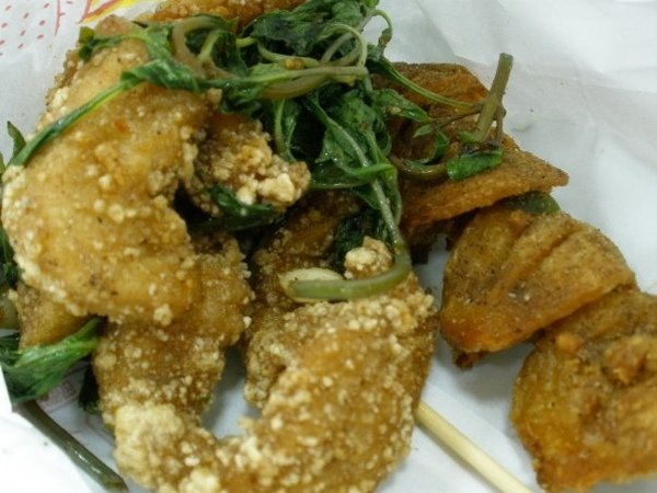 晚上 ,一直跟R說 我好久好久沒吃台灣味的鹹酥G了來試試永康 最老的店吧,讓我回味一下....坦白說  跟記憶中的不太一樣,G太乾了  調味呢 則有著南部的慣性,稍微偏甜.JPG
