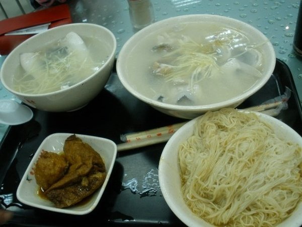 第4天達陣的晚餐,台南有名的虱目魚湯... 不蓋人,真的好鮮好甜  , 這一直是餐飲存在的不變定律,只要食材新鮮 吃出原味 就是最上等的享受了.JPG