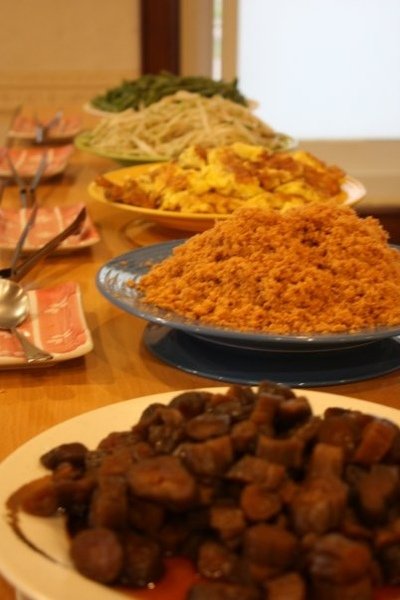 金鳳凰的早餐 BAR 很小 很簡單  很乾淨   很可愛  ,一盤盤在廚房阿姨裝盤後  全是看起來很可口 ,重要是有著我跟R的最愛  肉鬆.JPG