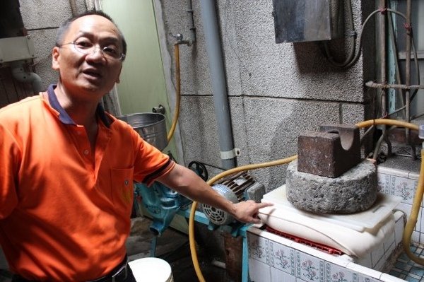 正午時分  店裡也沒什麼人  主要是老闆說這是小鄉鎮,大多數去墾丁的人是走台一線,不會經過這的    常一番閒話家常打開後  我們也忍不住問起 這間店跟潮洲有名那店有什麼不一樣了老闆說  是一樣的,那是親戚拉..... 哦! 再者你也知道的,當客人稱讚食物好吃時 老闆就開始具細靡遺的說明 也展示給我們看 他們是如何的手工 親手做的.....  這一系列我看R拍了有近50張有了.JPG