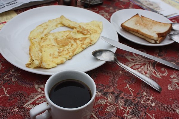 Sheena hotel 的極簡早餐，Omelate(左)+ butter sandwich(右).JPG