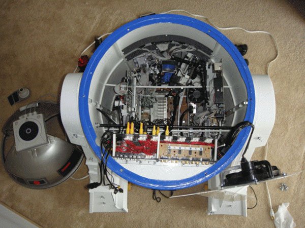 r2_d2_casemod_insides.jpg