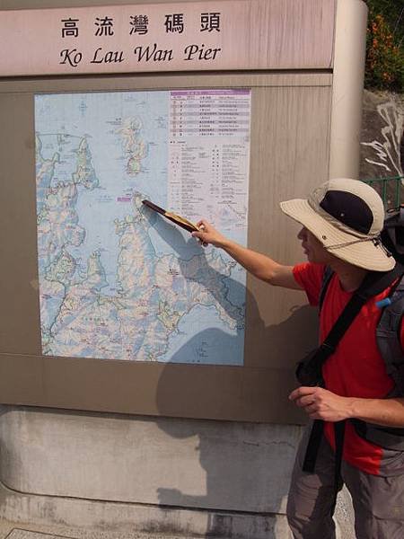 3.無痕山林˙Leave no trace(下)_利用地圖及指北針來減少地標物的使用，能夠了解並特別注意您所要去活動地區的規定(圖中為香港EcoBus張偉賢先生).jpg
