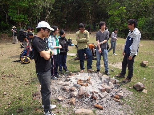 6.無痕山林˙Leave-no-trace(下)_達客就曾在登山途中見過，未將環境回復原貌的餘燼(上圖)！木材或木炭需燃燒殆盡後，應分散漸灑於他處。.jpg