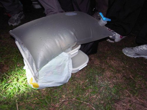 5.無痕山林˙Leave no trace(下)_為了防止所攜帶的食物被野生動物吃掉或破壞，將食物與餐具妥善穩固的放置，讓它即使有風暴來都吹不倒喔！.jpg