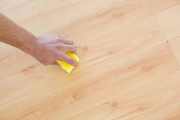 hand-with-sponge-cleaning-the-parquet-floor-at-home_13339-17352.jpg