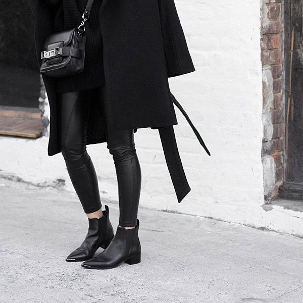 all-black-outfit-street-style-low-block-heel-ACNE-STUDIOS-JENSEN-SUEDE-BOOTIES