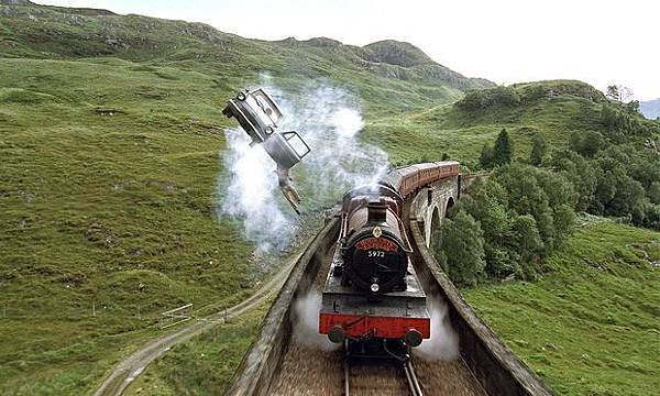 The-Hogwarts-Express-in-H-012.jpg