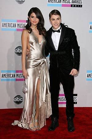 AMA-2011-Selena-Gomez-Justin-Bieber_075751.jpg