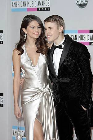 Selena_Gomez_Justin_Bieber_AMA_20Nov2011.jpg