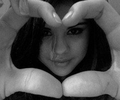 selena-gomez-heart_thumb.jpg