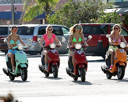 tanned-selena-gomez-and-vanessa-hudgens-flaunt-bikini-bodies-on-spring-breakers-set