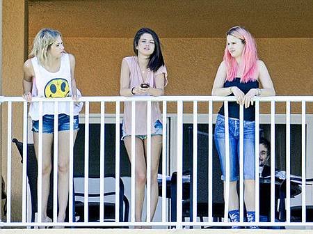 28193-ashley_benson_selena_gomez_rachel_korine_en_repetitions_pour_le_tournage