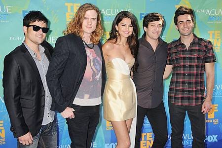 selena-gomez-the-scene-2011-teen-choice-awards-01