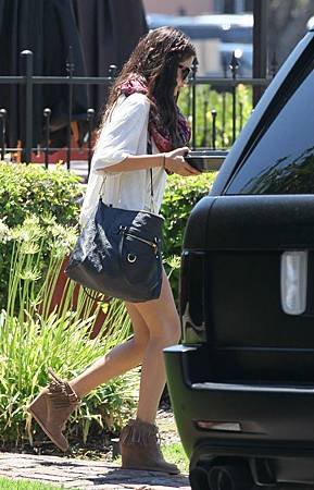 Selena-Gomez-Justin-Bieber-Lunch-at-BJs