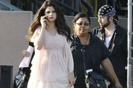 selena-gomez-white-dress-1-500x328