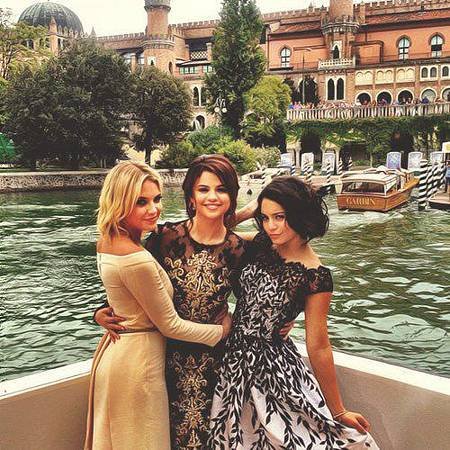 Selena-Gomez-at-Venice-with-Springbreakers-Cast-selena-gomez-32077537-500-500