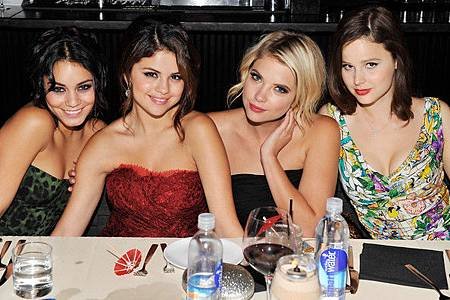 Selena+Gomez+vitaminwater+Hosts+Dinner+Cast+H0HWzmxk4m_l