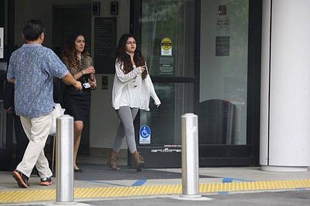 Selena+Gomez+Selena+Gomez+Out+Beverly+Hills+C3RCNMMjSlDl