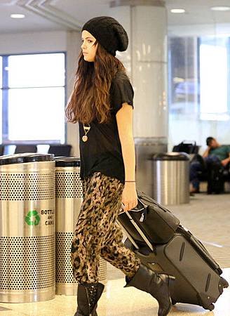 Selena+Gomez+Selena+Gomez+Departs+LAX+zxoW2q94sZZl