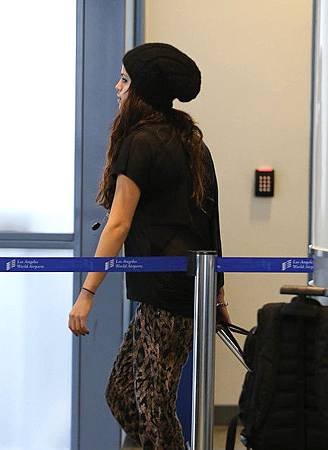 Selena+Gomez+Selena+Gomez+Departs+LAX+GO1gEz_dEUHl