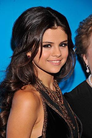 Selena+Gomez+Unicef+SnowFlake+Ball+14Iy2oryvSXl