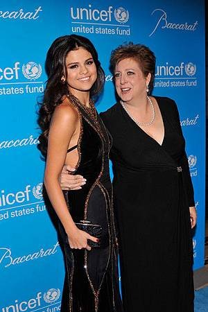 Selena+Gomez+Unicef+SnowFlake+Ball+kJDMFCXl7kKl