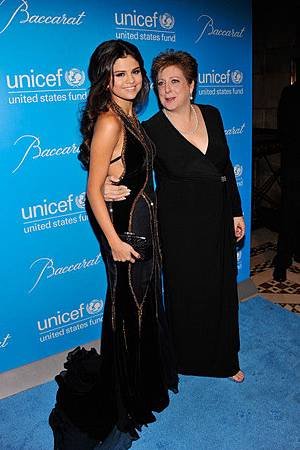 Selena+Gomez+Unicef+SnowFlake+Ball+kI9_53_NzSol