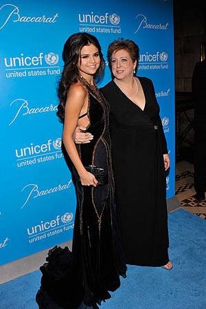 Selena+Gomez+Unicef+SnowFlake+Ball+PzEQ7w6yqdyl