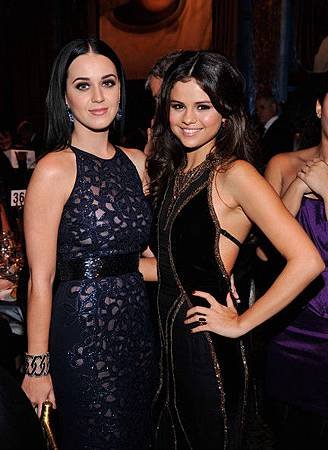 Selena+Gomez+Unicef+SnowFlake+Ball+eE22Yb6aMvcl