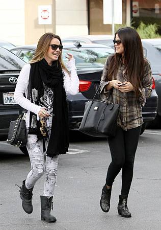 Selena-Gomez-and-Samantha-Droke-at-yamato-sushi-3