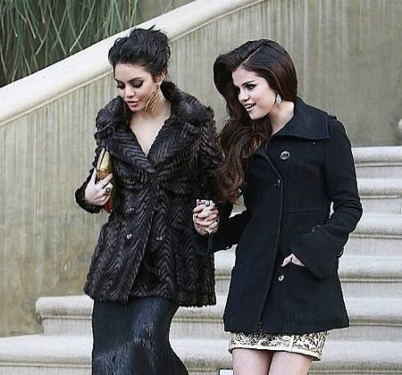 selena-gomez-and-vanessa-hudgens-to-the-Golden-Globe-Awards-4改