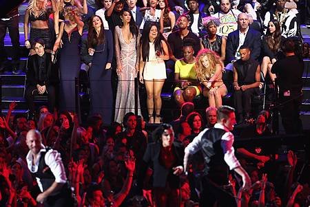 Selena+Gomez+Audience+MTV+Video+Music+Awards+VMnzbeFojZAx