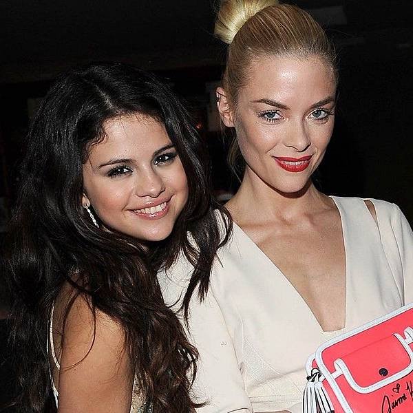 selena-gomez-ashley-benson-nylon-dinner-celebration-03