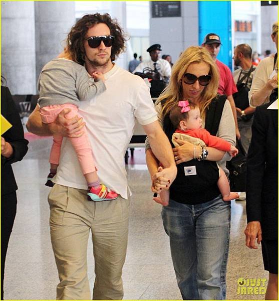 aaron-taylor-johnson-airport-with-sam-wylda-rae-romy-hero-04