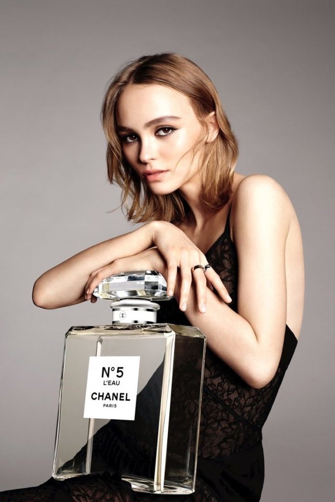 thefemin-lily-rose-depp-stuns-in-chanel-no-5-l-eau-campaign-02-700x1050.jpg