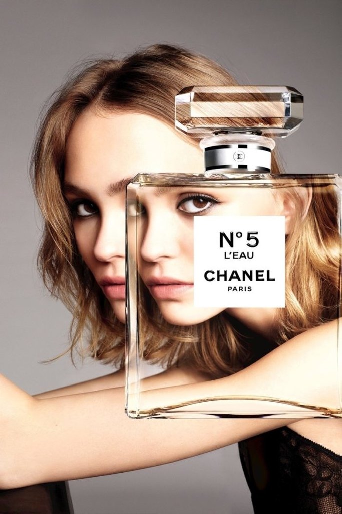 thefemin-lily-rose-depp-stuns-in-chanel-no-5-l-eau-campaign-01-700x1050.jpg